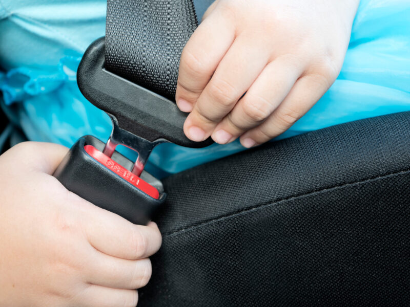 child buckling seatbelt